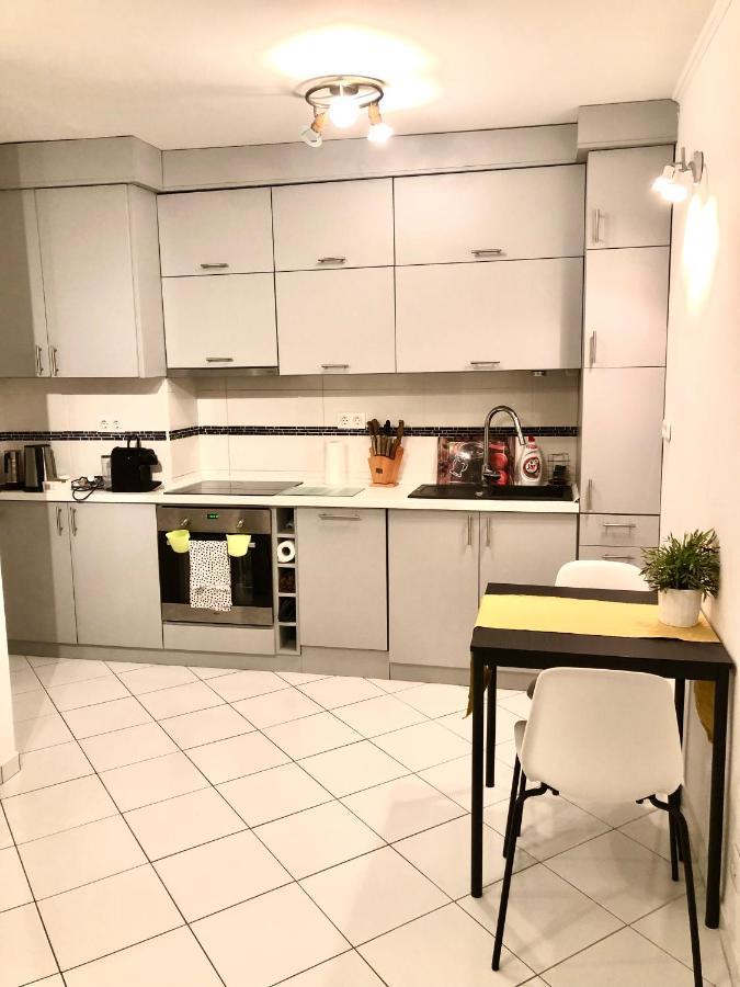 Apartment Bright, Spacious 3 Bedroom, Garage *